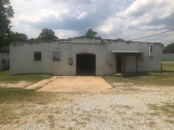 Maysville: 530 Sims St, Maysville, GA 30558